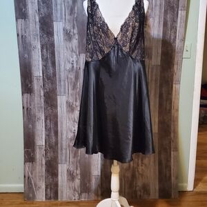 Jones New York Black Silk With Black Lace Short Night Gown